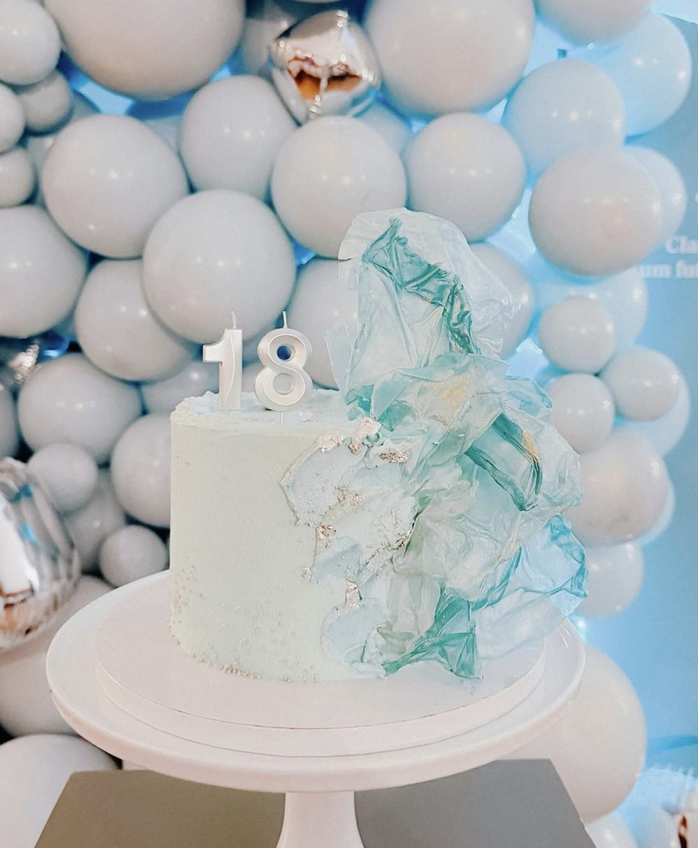 Bolo de aniversário de 18 anos em tons de azul
