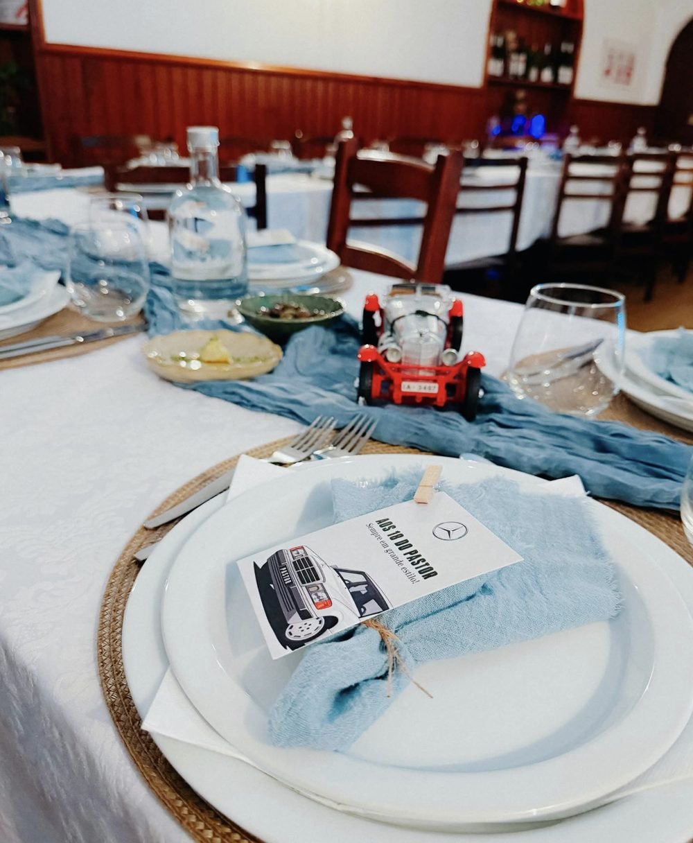Mesa posta com guardanapo azul e cartão personalizado